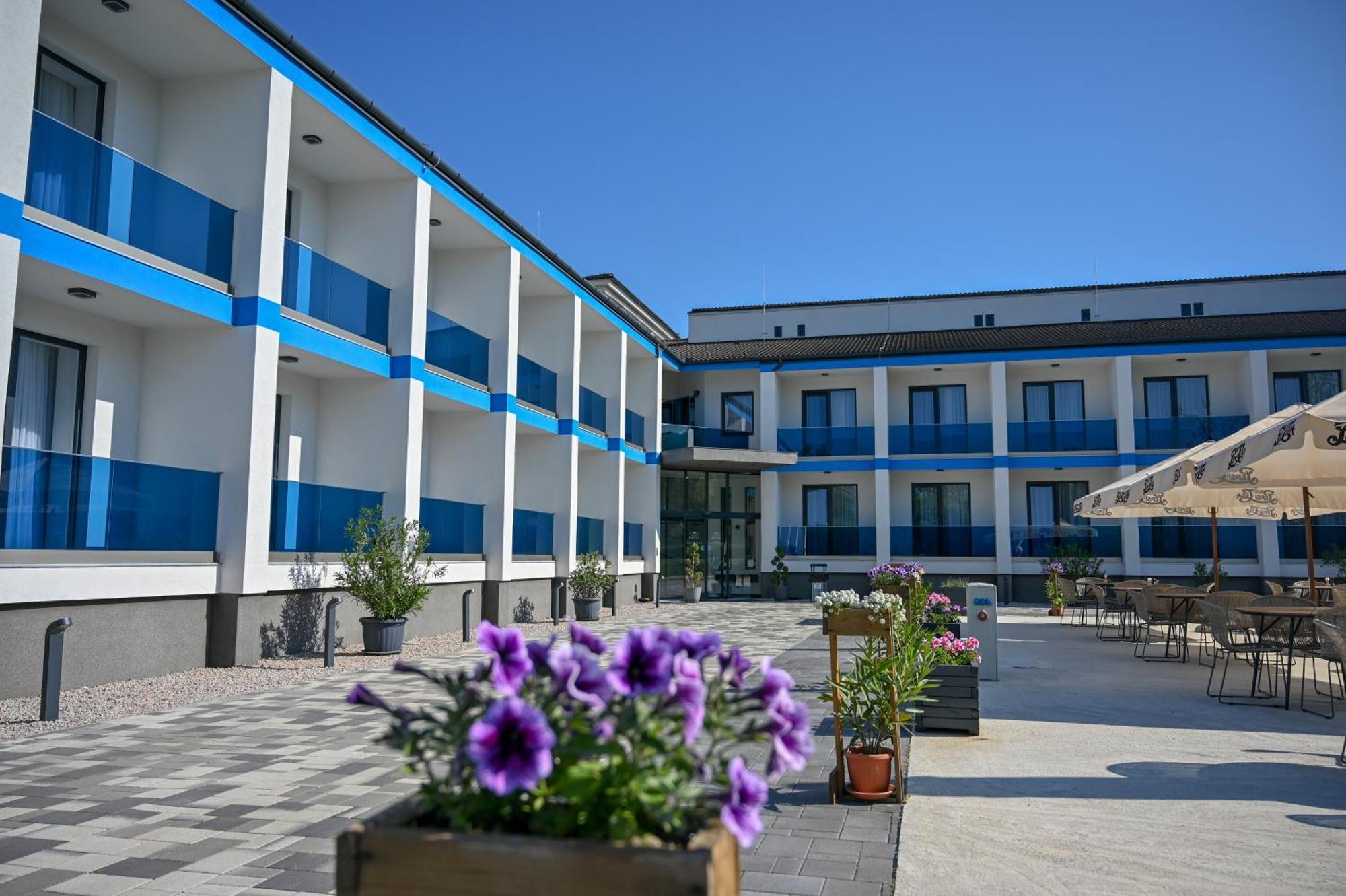 Nn Boutique Hotel Tiszaújváros Exterior foto